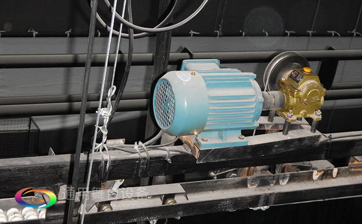 科學計劃工期、合理交叉施工，保質保量順利完成工程的交付！通用舞臺阻燃幕布承接羊城廣州培英中學報告廳項目！