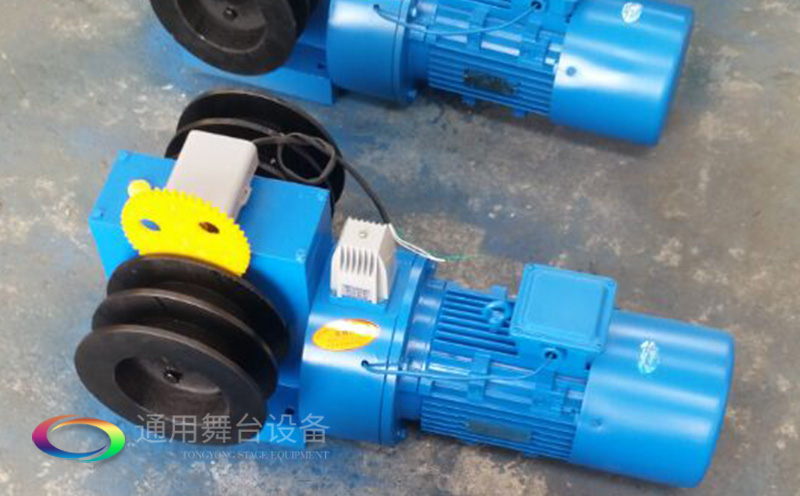 通用舞臺吊桿高標準承接廣州市培英中學報告廳項目,大屏幕顯示系統、音頻擴聲系統、燈光系統、舞臺吊桿及機械等多系統相互協作