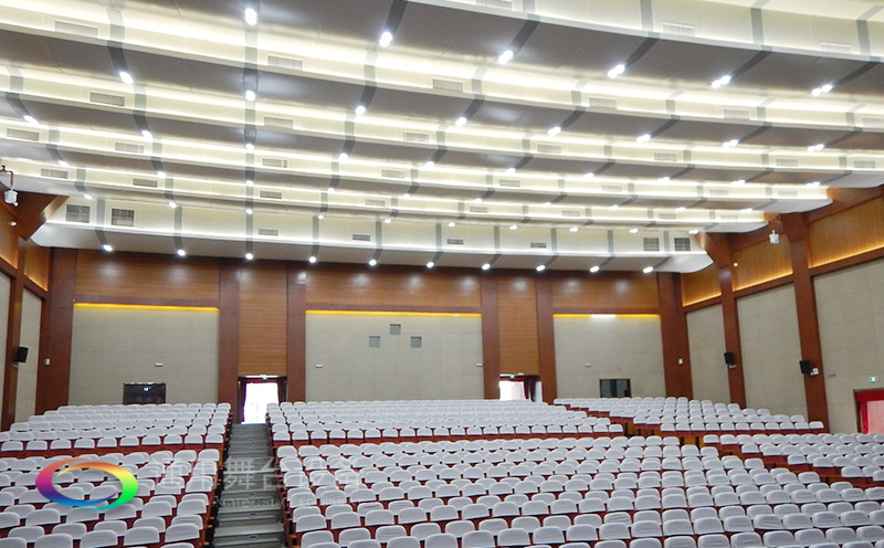 通用舞臺吊桿高標準承接廣州市培英中學報告廳項目,大屏幕顯示系統、音頻擴聲系統、燈光系統、舞臺吊桿及機械等多系統相互協作