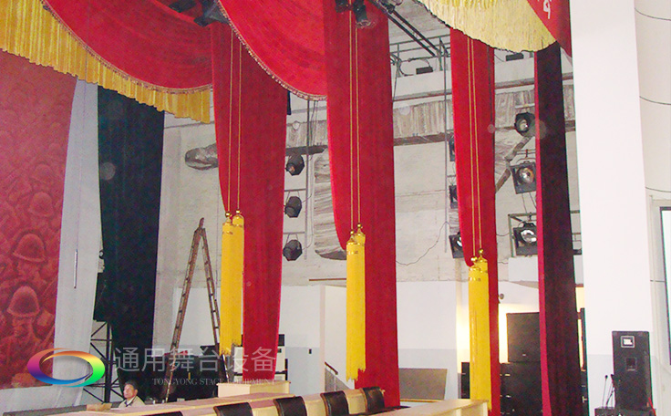 尊重用戶要求、傾聽客戶心聲、認(rèn)真滿足用戶需要!舞臺(tái)阻燃幕布廠家訂做【會(huì)議報(bào)告廳禮堂幕布】【學(xué)校多功能廳幕布】 【慶典演出舞臺(tái)幕布】