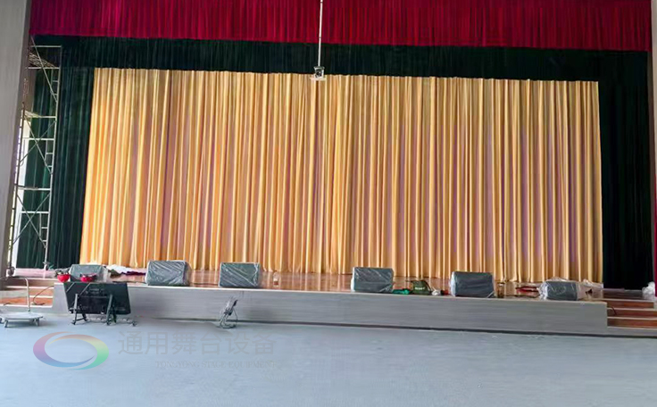 通用舞臺承建江蘇某學院報告廳項目，涵蓋舞臺燈光、電動吊桿、阻燃幕布等核心設備的設計與安裝