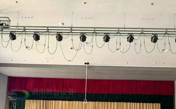 通用舞臺承建江蘇某學院報告廳項目，涵蓋舞臺燈光、電動吊桿、阻燃幕布等核心設備的設計與安裝